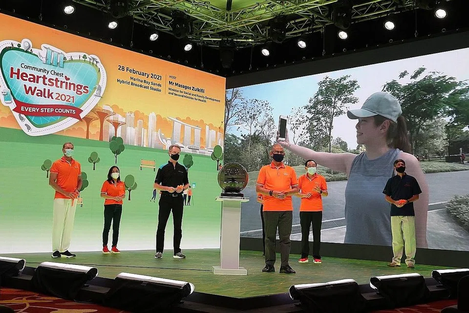 BERJALAN SAMBIL BERAMAL: Encik Masagos Zulkifli Masagos Mohamad (tengah) melancarkan Community Chest Heartstrings Walk 2021 dalam acara yang disiarkan secara langsung melalui Facebook semalam. Beliau disertai (dari kiri)pengerusi bersama Jawatankuasa HSW 2021 Encik Andrew da Roza; Pengarah Urusan Community Chest Charmaine Leung; Pengarah Urusan Marina Bay Sands, Encik George Tanasijevich; CEO Majlis Perkhidmatan Masyarakat Kebangsaan (NCSS) Tan Li San (tersembunyi); pengerusi Community Chest Phillip Tan; dan pengerusi bersama Jawatankuasa HSW 2021 Nicholas Ionides. - Foto BH oleh TIMOTHY DAVID