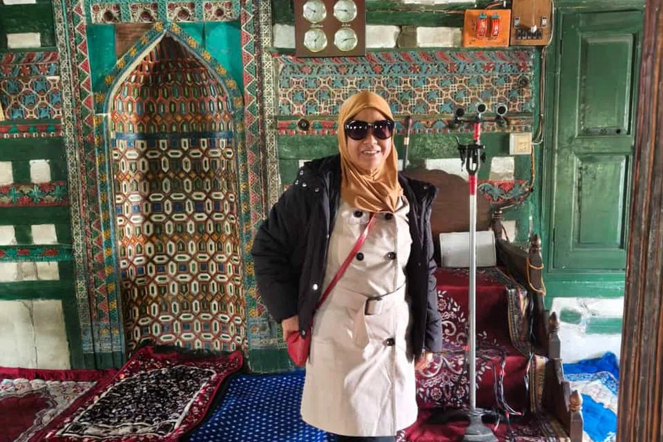 Cik Adilah di masjid bersejarah, Masjid Chaqchan, yang dibina pada  1370. Masjid ini masih digunakan dan dikunjungi ramai hingga ke hari ini.  