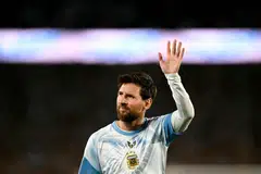 Lionel Messi menamatkan kerjaya antarabangsanya selama 21 tahun pada 6 Oktober. Beliau mengucapkan selamat tinggal kepada peminat Argentina yang memujanya, dalam penampilan terakhir yang penuh emosi bersama pasukan bekas juara dunia itu di Buenos Aires.