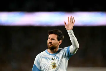 Penyerang Argentina, Lionel Messi, melambai kepada peminat sebelum perlawanan persahabatan antarabangsa Argentina menentang Benin di Stadium Mas Monumental, Buenos Aires, pada 6 Oktober.