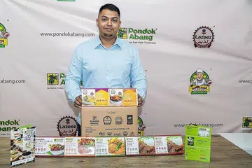PELBAGAI PRODUK: Encik Hasan pamerkan pelbagai produk Pondok Abang. - Foto BM oleh NUR DIYANA TAHA