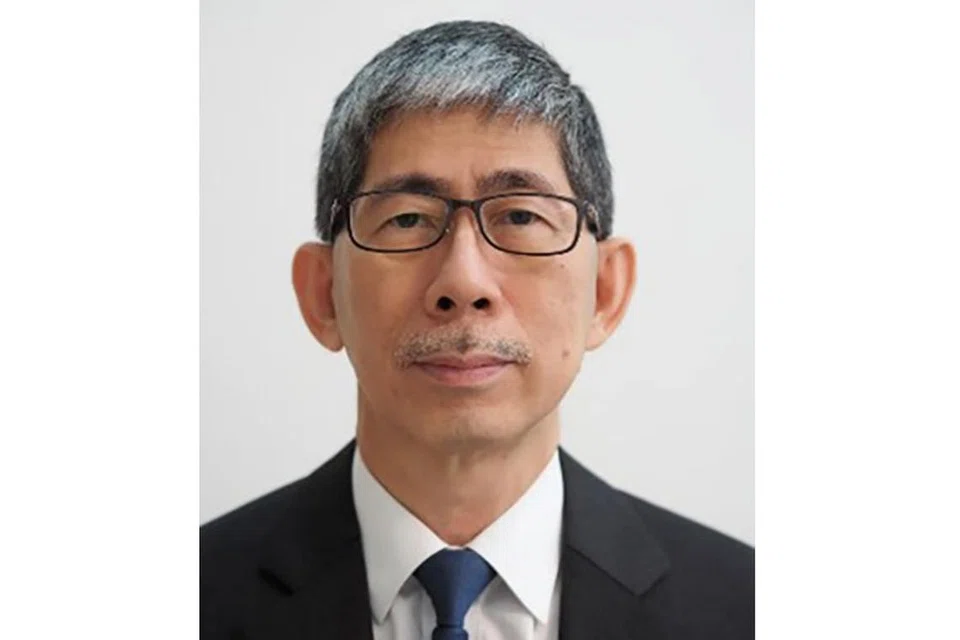 PELANTIKAN ANGGOTA BARU: Anggota Suruhanjaya Perkhidmatan Awam (PSC), Encik Ramlee Buang; Pengerusi Lembaga Rayuan Persaingan Kementerian Perdagangan dan Perusahaan (MTI), Encik Tan Puay Boon (atas), dan Pengarah Kanan (Perumahan) Kementerian Pembangunan Negara (MND), Cik Yeo Wenshan. - Foto-foto MOF