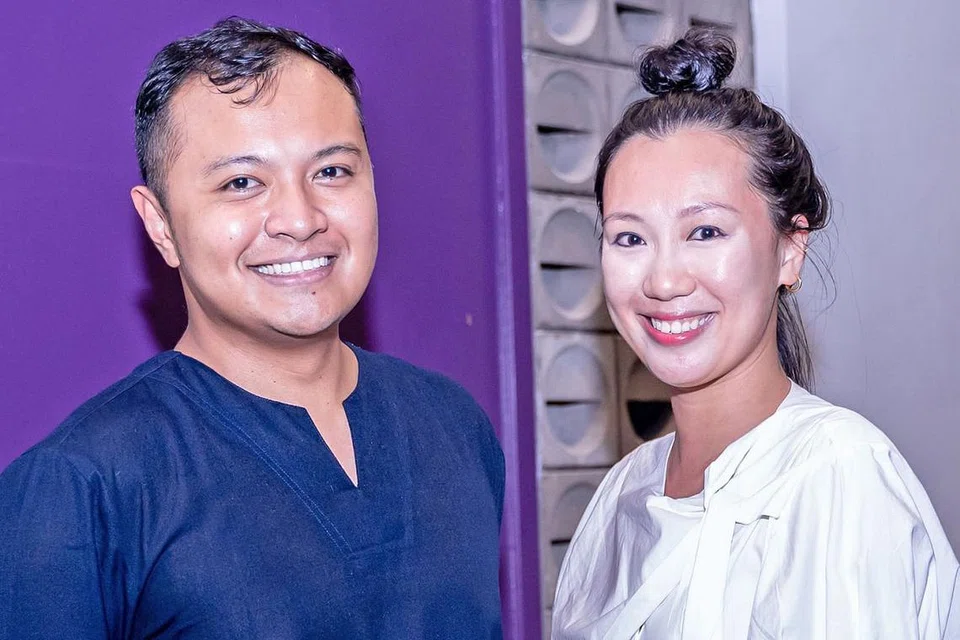 FAHAMI JIWA MELAYU: Grace Lee-Khoo diperkenalkan dengan kumpulan bekas penari Melayu, Mak-Mak Menari oleh sahabatnya, Muhammad Noramin Mohamed Farid (kiri). - Foto BM oleh NUR DIYANA TAHA