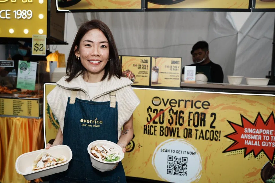 Pemilik Overrice, Cik Megan Lim, telah memperkenalkan penggunaan bekas hidangan mudah reput dalam penyediaan makanan sejak 2020. Walaupun ia libatkan kos tambahan, mereka telah bekerjasama dengan rakan pembekal untuk menawarkan harga yang berdaya saing bagi terus melaksanakan usaha tersebut.