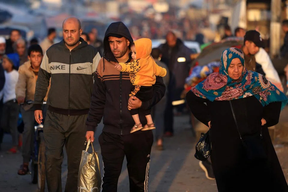 PULANG KE RUMAH: Warga Palestin yang terpaksa tinggal di tempat perlindungan cuba pulang ke rumah mereka di Khan Yunis di bahagian selatan Gaza semasa bermulanya gencatan senjata pada Jumaat.