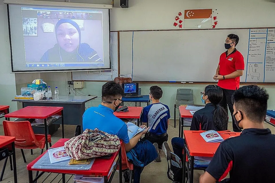 MANFAATKAN PENGALAMAN: Bengkel Penerokaan dan Pembangunan Kerjaya membolehkan pelajar berinteraksi dan bertanya soalan kepada karyawan dalam berbagai bidang pekerjaan. - Foto MENDAKI