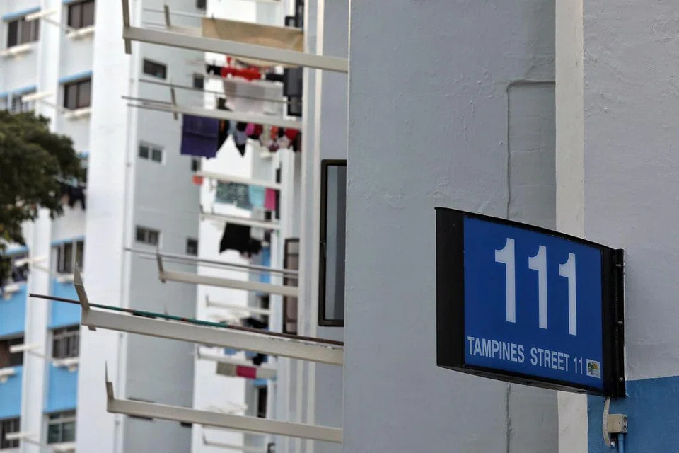 Oleh kerana isi rumah serta pengunjung mereka bukan merupakan hubungan rapat dengan kes yang disahkan positif, mereka dinilai mempunyai risiko jangkitan yang rendah. - FOTO: JOEL CHAN 