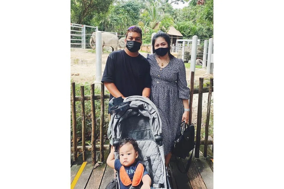 SERONOK 'CUTI' DI NEGARA SENDIRI: Suri rumah Cik Nur'Fitri Baizura dan keluarganya telah memanfaatkan Baucar Teroka Semula Singapura untuk ke SEA Aquarium dan Singapore Zoo. - Foto ihsan NUR'FITRI BAIZURA TAHA
