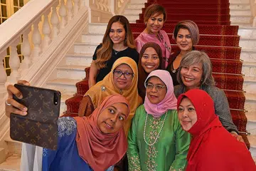 RUANG PENINGKATAN TERUS TERBUKA BAGI WANITA: Presiden Halimah (berbaju hijau) dengan sekumpulan pemimpin wanita dalam pelbagai bidang dalam foto pada 2019. Namun, usaha seluruh masyarakat diperlukan untuk mempengaruhi perubahan positif dan terus memberi sokongan kepada kaum wanita, kata beliau. - Foto fail