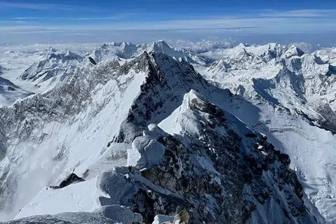 SAUJANA MATA MEMANDANG: Foto yang dirakamkan pada 31 Mei 2021 menunjukkan Banjaran Himalaya yang dilihat dari puncak Gunung Everest yang mencapai ketinggian 8,849 metres di Nepal. - Foto 