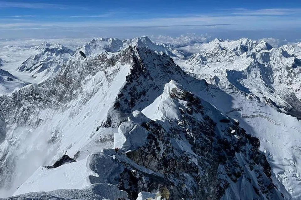 SAUJANA MATA MEMANDANG: Foto yang dirakamkan pada 31 Mei 2021 menunjukkan Banjaran Himalaya yang dilihat dari puncak Gunung Everest yang mencapai ketinggian 8,849 metres di Nepal. - Foto 