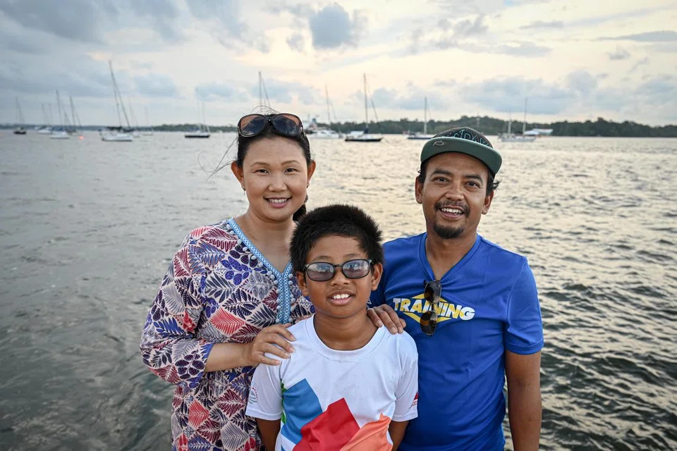 Mohamed Mikail Mohamed Shahrom (tengah) bersama ayahnya, Encik Mohamed Shahrom Mohd Taha (kanan) dan ibunya, Cik Nur Shihana Abdullah Neo (kiri).