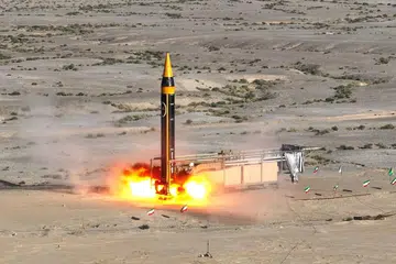 PELURU BERPANDU KHEIBAR: Foto yang diedarkan oleh Kementerian Pertahanan Iran menunjukkan pelancaran ujian peluru berpandu jarak jauh Kheibar yang berupaya meluncur 2,000 kilometer.
