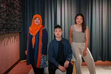 Antara calon Wartawan Tahunan Terbaik termasuk (dari kiri) Ketua Gaya Hidup Berita Harian, Cik Haryani Ismail; wartawan The Straits Times (ST), Encik David Sun; dan pemenang, wartawan mapan The Business Times (BT), Cik Wang Pei Ting. 