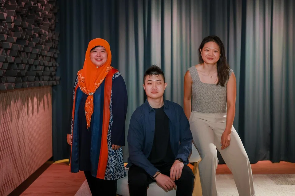 Antara calon Wartawan Tahunan Terbaik termasuk (dari kiri) Ketua Gaya Hidup Berita Harian, Cik Haryani Ismail; wartawan The Straits Times (ST), Encik David Sun; dan pemenang, wartawan mapan The Business Times (BT), Cik Wang Pei Ting. 