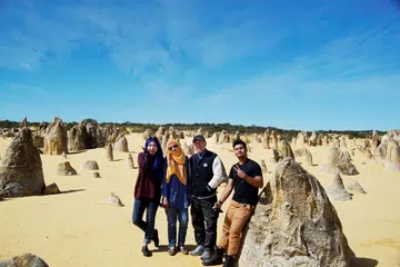 PEMANDANGAN MENAKJUBKAN: Wartawan (atas) dan keluarga semasa mengunjungi Padang Pasir Pinnacles yang dipenuhi batu-bata pelbagai saiz dan bentuk. - Foto ihsan SITI AISYAH NORDIN