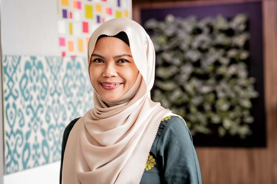 Melalui sesi ‘masa bulatan’, Cik Aidah Hosni. menggalakkan murid menjadi lebih terbuka dalam menyuarakan keluhan mereka. Beliau berpendapat apabila murid rasa dilihat, didengari dan difahami, ia secara tidak langsung akan mendorong keyakinan mereka dalam penggunaan bahasa Melayu.