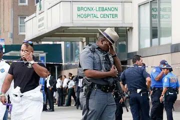 KAWAL KEADAAN: Pegawai polis berkawal di kawsan sekitar Hospital Pusat Bronx-Lebanon di bandar New York selepas kejadian tembakan yang berlaku di hospital tersebut. - Foto REUTERS