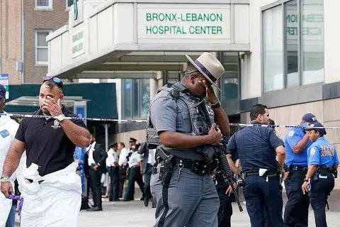 KAWAL KEADAAN: Pegawai polis berkawal di kawsan sekitar Hospital Pusat Bronx-Lebanon di bandar New York selepas kejadian tembakan yang berlaku di hospital tersebut. - Foto REUTERS