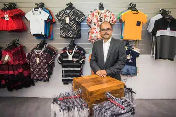 TEKNOLOGI MEMUDAHKAN: Encik Biswaljit manfaatkan sofwe teknologi bagi mengautomasi pengurusan tempahan dan inventori. - Foto BM oleh SYAMIL SAPARI