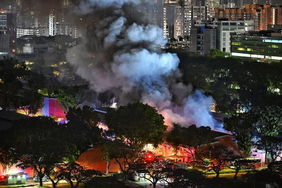 Dalam kebakaran pertama di Eunos Avenue 6, api menjulang daripada deretan bangunan dua tingkat di kawasan perindustrian itu. 