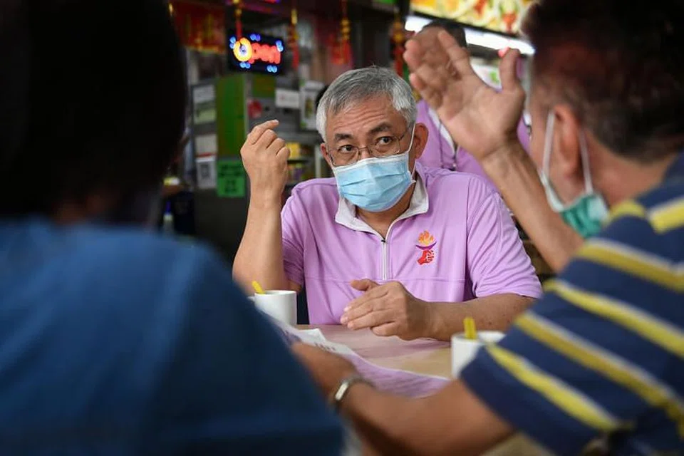 Setiausaha Agung Parti Kuasa Rakyat (PPP) Goh Meng Seng bercakap kepada media semasa lawatan ke Pasar dan Pusat Makanan MacPherson.