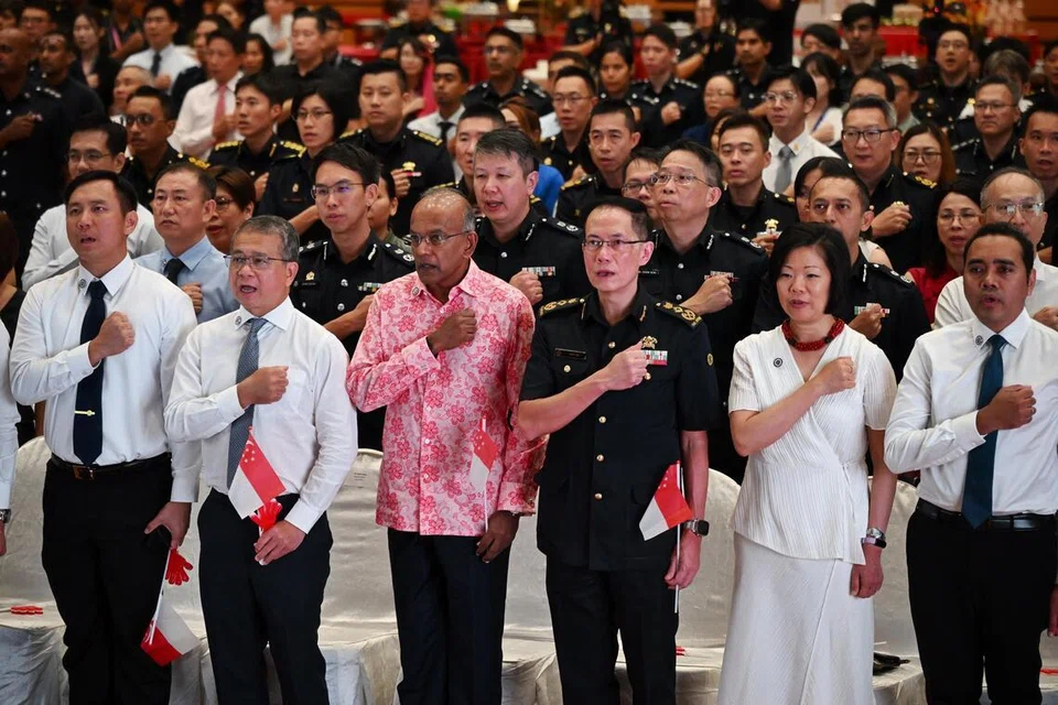 Menteri Kanan merangkap Menteri Penyelaras bagi Keselamatan Negara dan Menteri Ehwal Dalam Negeri, Encik K. Shanmugam (baris pertama, tiga dari kiri)  hadir Majlis Memperingati Hari Kebangsaan Home Team pada 29 Julai selaku tetamu terhormat. Beliau turut diiringi oleh (dari kiri) Menteri Negara Kanan (Ehwal Dalam Negeri merangkap Pembangunan Sosial dan Keluarga), Encik Goh Pei Ming; Menteri Undang-Undang merangkap Menteri Kedua (Ehwal Dalam Negeri), Encik Edwin Tong; Pesuruhjaya SCDF, Encik Eric Yap; Menteri Kedua bagi Kementerian Ehwal Luar merangkap Dalam Negeri, Cik Sim Ann; dan Menteri Negara (Ehwal Dalam Negeri merangkap Ehwal Luar), Encik Zhulkarnain Abdul Rahim.