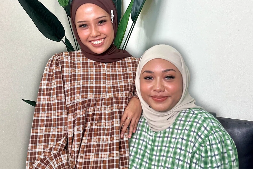 Blaus panjang ‘Nayli’ ($38) daripada Se7en Flowers menggunakan corak kotak-kotak bersaiz kecil dan tersedia dalam 12 warna berbeza. Ia direka bagi memenuhi permintaan pelanggan yang mahukan baju santai dan boleh digayakan ke pelbagai acara.