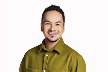 BERDEBAR-DEBAR: Norman Ishak bukan sahaja teruja menantikan keputusan Pesta Perdana dengan tiga pencalonan bahkan berasa debarannya apabila kembali bergabung dengan ‘kakaknya’ dalam ‘Sayang Semuanya’, Sharon Ismail, yang kini bergelar kekasih dalam drama Inggeris, ‘128 Circle’.