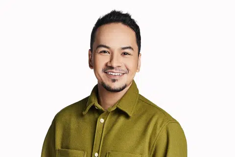BERDEBAR-DEBAR: Norman Ishak bukan sahaja teruja menantikan keputusan Pesta Perdana dengan tiga pencalonan bahkan berasa debarannya apabila kembali bergabung dengan ‘kakaknya’ dalam ‘Sayang Semuanya’, Sharon Ismail, yang kini bergelar kekasih dalam drama Inggeris, ‘128 Circle’.