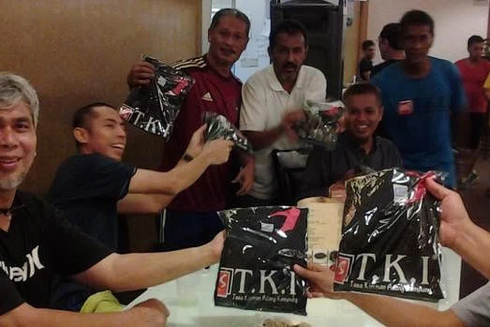 DAPAT HADIAH BAJU: Pemain-pemain veteran - ada di antara mereka pernah mewakili pasukan Melayu Singapura dalam Piala Emas Raja-Raja - yang diundang bekas pemain nasional Malek Awab, mendapat hadiah jersi daripada pemilik syarikat Pos T.K.I. yang menjadi lawan mereka dalam perlawanan persahabatan di padang ITE Kolej Timur baru-baru ini.