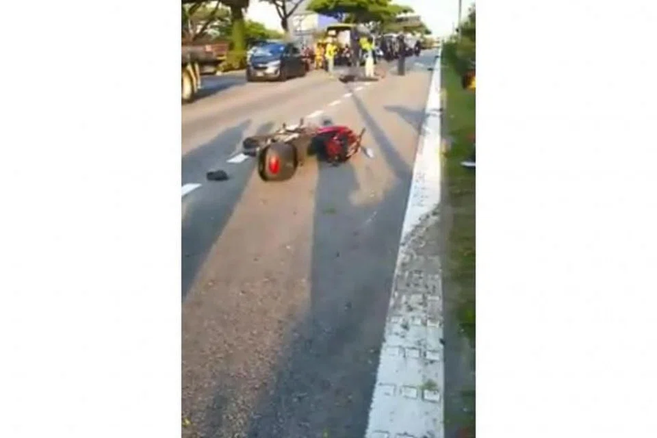 NAHAS JALAN RAYA: Seorang lelaki Malaysia terkorban manakala isterinya yang membonceng motosikalnya mengalami kecederaan.