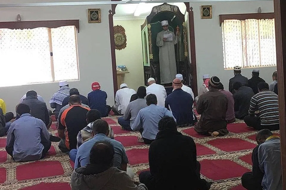 IMAM MASJID: Muhammad Farhan melaksana tugasnya membimbing jemaah di Masjid Ar-Rukun di Rockingham, berdekatan Perth. Kira-kira 70 jemaah menghadiri solat tarawih setiap malam di masjid itu. - Foto ABDUL RAHMAN BASRUN