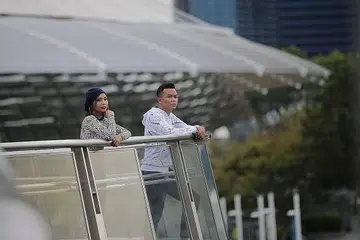 MUZIK KINI PENAWAR: Bakat Singapura, Fauzianna Shamsudin yang cekal menjalani hidup dengan penyakit autoimun lupus, meraih sinar baru melalui rakaman lagu 'Mana Sayang Mana Rindu' bersama penyanyi dan penggubah lagu, Ridwan Salim. - Foto BH oleh GIN TAY