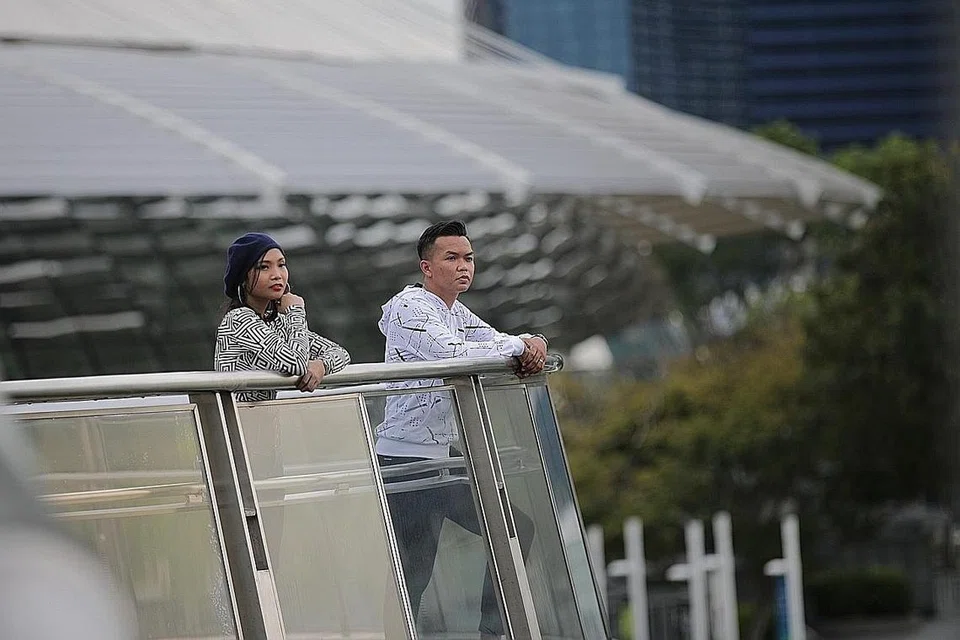 MUZIK KINI PENAWAR: Bakat Singapura, Fauzianna Shamsudin yang cekal menjalani hidup dengan penyakit autoimun lupus, meraih sinar baru melalui rakaman lagu 'Mana Sayang Mana Rindu' bersama penyanyi dan penggubah lagu, Ridwan Salim. - Foto BH oleh GIN TAY