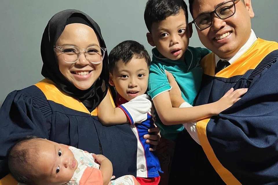 Cik Zoey Zuaswina Zupri dan suami, Encik Nur Muhammad Ifwat, bersama anak-anak mereka, Khairie, enam tahun (didukung Encik Ifwat); Wafie, empat tahun (tengah); dan Qalbie, empat bulan.