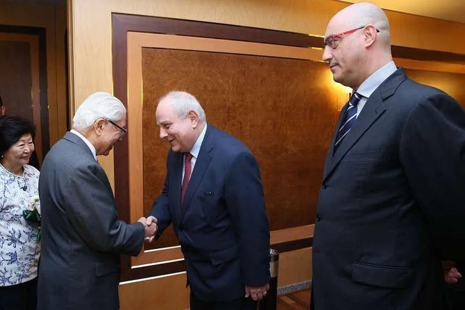 Presiden Tony Tan dan isteri beliau, Cik Mary, disambut di Lapangan Terbang Fiumicino oleh Timbalan Menteri Luar Italy, Encik Mario Giro, dan Duta Paolo Crudele (kanan) . 