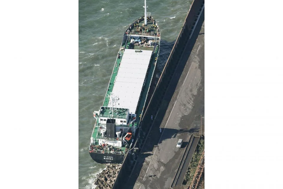 TERKANDAS: Kapal kargo ini terkandas di Kawasaki akibat Taufan Trami semalam. - Foto REUTERS