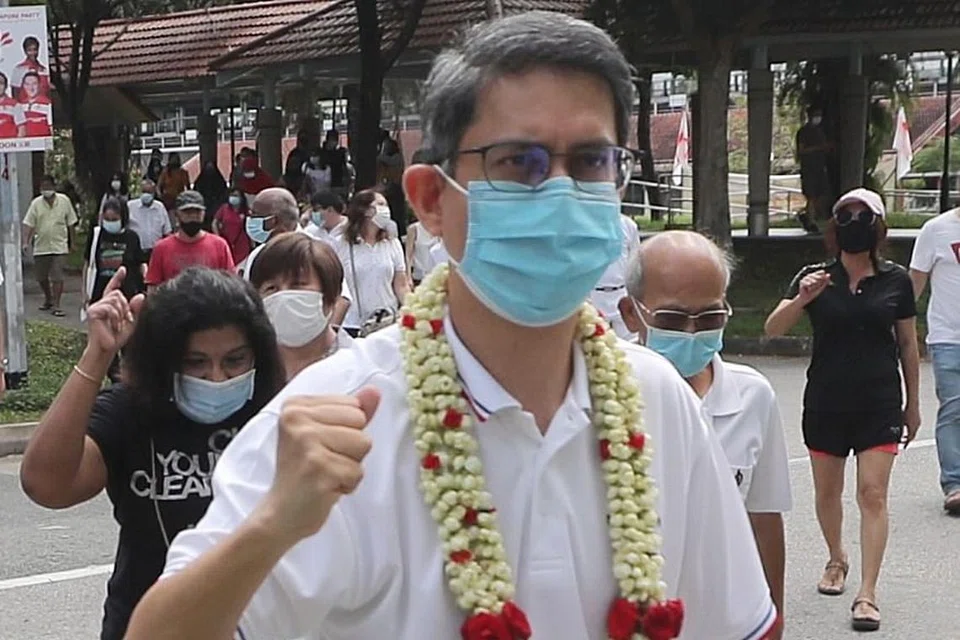 BANTUAN: Setiausaha Parlimen Kanan (Pembangunan Sosial dan Keluarga merangkap Pendidikan) Profesor Madya Dr Faishal Ibrahim berkempen di kedai kopi di Yishun Street 72 semalam. Beliau berkata tumpuan harus diberikan kepada cara untuk menghadapi dan mengatasi cabaran Covid-19. - Foto BH oleh GAVIN FOO