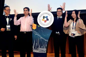 WADAH BERBINCANG: Profesor Madya Dr Muhammad Faishal Ibrahim (dua dari kiri) merasmikan Persidangan Asia Persekutuan Cacat Pendengaran Sedunia Kelima semalam yang dianjurkan buat julung kalinya di Singapura. Ia dihadiri lebih 500 delegasi dari Singapura dan seluruh dunia. - Foto KHALID BABA