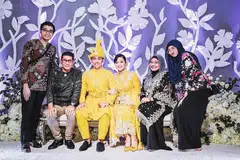 RAIKAN BERSAMA: Cik Yana Lee (dua dari kanan) bersama suami, Encik Sunny Lee (dua dari kiri) dan anak-anak, Encik Syafiq (kiri) dan Cik Crystal Adriana tumpang gembira di majlis resepsi Sufi Rashid dan isteri, Nurulain Md Yusof. - Foto BH oleh KHIDHIR ASYRAF MAHBOB