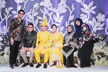 RAIKAN BERSAMA: Cik Yana Lee (dua dari kanan) bersama suami, Encik Sunny Lee (dua dari kiri) dan anak-anak, Encik Syafiq (kiri) dan Cik Crystal Adriana tumpang gembira di majlis resepsi Sufi Rashid dan isteri, Nurulain Md Yusof. - Foto BH oleh KHIDHIR ASYRAF MAHBOB