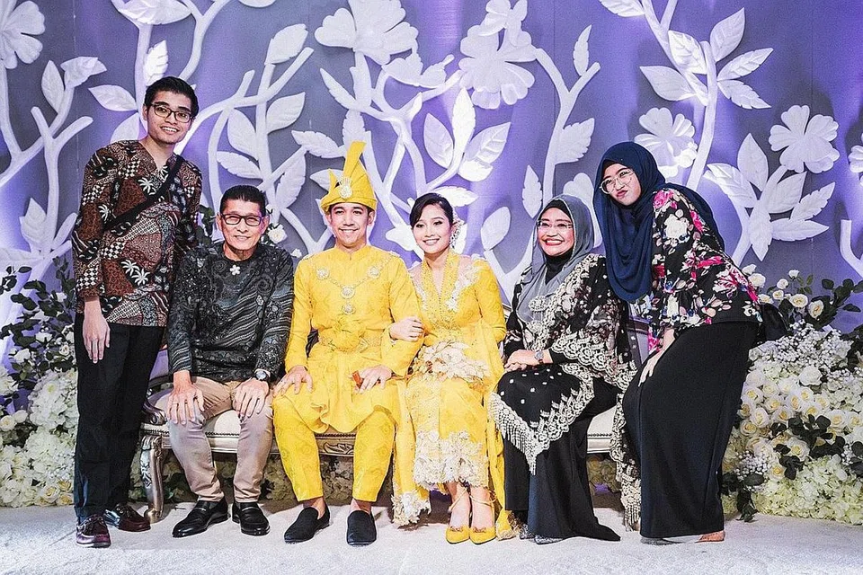 RAIKAN BERSAMA: Cik Yana Lee (dua dari kanan) bersama suami, Encik Sunny Lee (dua dari kiri) dan anak-anak, Encik Syafiq (kiri) dan Cik Crystal Adriana tumpang gembira di majlis resepsi Sufi Rashid dan isteri, Nurulain Md Yusof. - Foto BH oleh KHIDHIR ASYRAF MAHBOB
