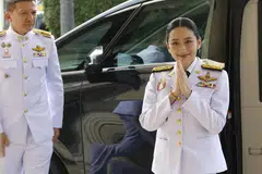 Perdana Menteri Thailand yang digantung tugas, Paetongtarn Shinawatra, dalam kapasiti barunya sebagai Menteri Kebudayaan, memberi salam tradisional Thai kepada pihak media ketika tiba di Bangunan Kerajaan di Bangkok, Thailand, pada 3 Julai 2025. Shinawatra akan mengangkat sumpah sebagai Menteri Kebudayaan dalam barisan kabinet baharu susulan perintah Mahkamah Perlembagaan yang menggantung beliau daripada menjalankan tugas sebagai Perdana Menteri.