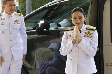 Perdana Menteri Thailand yang digantung tugas, Paetongtarn Shinawatra, dalam kapasiti barunya sebagai Menteri Kebudayaan, memberi salam tradisional Thai kepada pihak media ketika tiba di Bangunan Kerajaan di Bangkok, Thailand, pada 3 Julai 2025. Shinawatra akan mengangkat sumpah sebagai Menteri Kebudayaan dalam barisan kabinet baharu susulan perintah Mahkamah Perlembagaan yang menggantung beliau daripada menjalankan tugas sebagai Perdana Menteri.