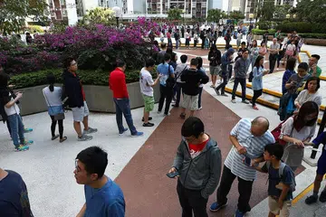 PECAH REKOD: Seramai 4.1 juta dijangka mengundi semasa pilihan raya daerah Hong Kong. - Foto REUTERS