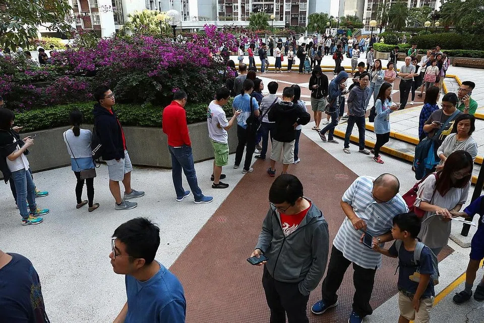 PECAH REKOD: Seramai 4.1 juta dijangka mengundi semasa pilihan raya daerah Hong Kong. - Foto REUTERS