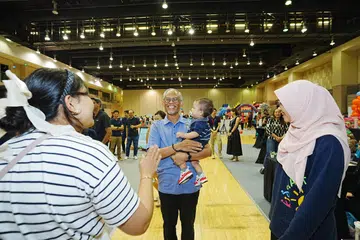 Menteri Pembangunan Sosial dan Keluarga, Encik Masagos Zulkifli Masagos Mohamad (tengah) dan Ketua Pegawai Eksekutif KidSTART, Cik Rahayu Buang (kanan) bersama peserta acara ‘KidSTART PlayDate’ yang diadakan di Our Tampines Hub pada 4 Ogos.
