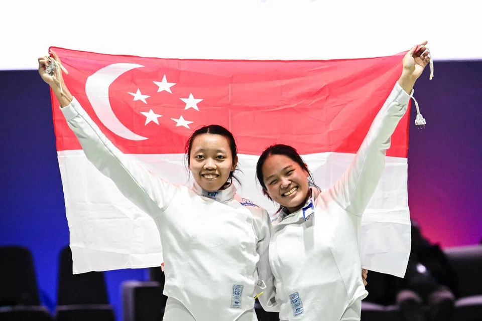 Lawan di dalam gelanggang namun kawan baik di luar, atlet lawan pedang negara, Kiria Tikanah Abdul Rahman (kiri) dan Elle Koh bergambar selepas perlawanan akhir acara epee individu wanita. Ia dimenangi Koh 9-8.