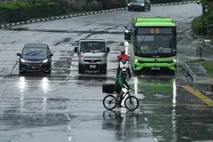 Pada sekitar 6.40 pagi, PUB memberi amaran bahawa hujan lebat dijangka melanda banyak kawasan di Singapura dari 6.50 pagi hingga 8 pagi.